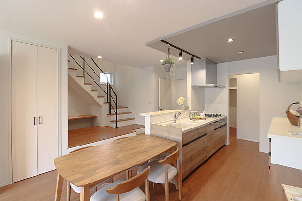 【No.12 】
キッチンから見える階段は足元まで見えるスケルトン階段です。
どこにいても声の届く空間なので家族の会話も弾みそうです！
