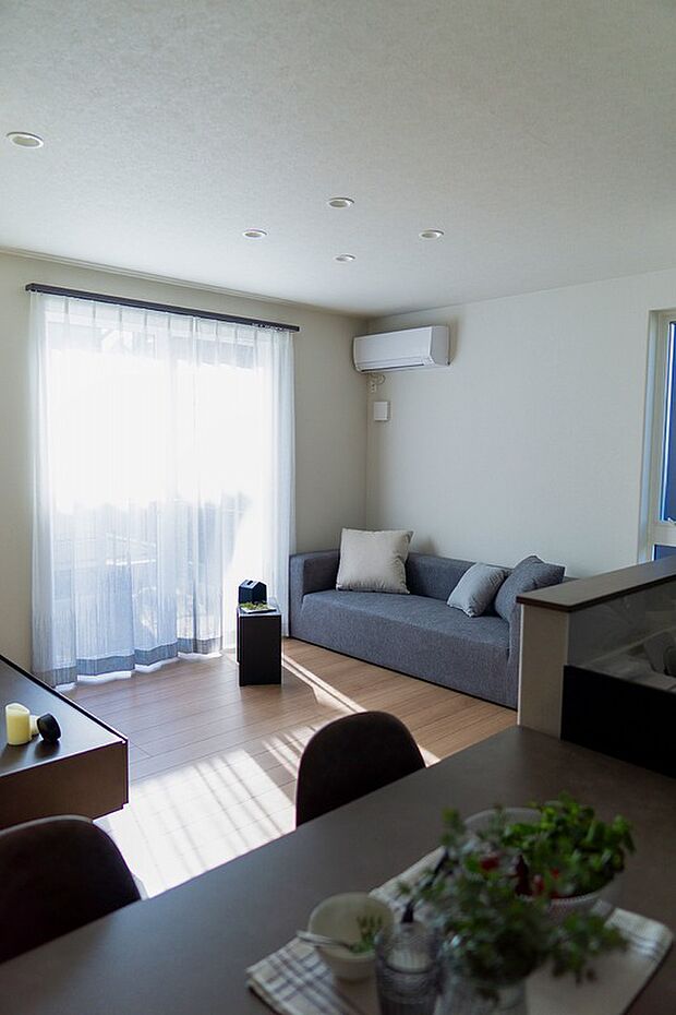 明るい陽射しがたっぷりと差し込むリビング。家族みんなが自然と集まる憩いの空間。