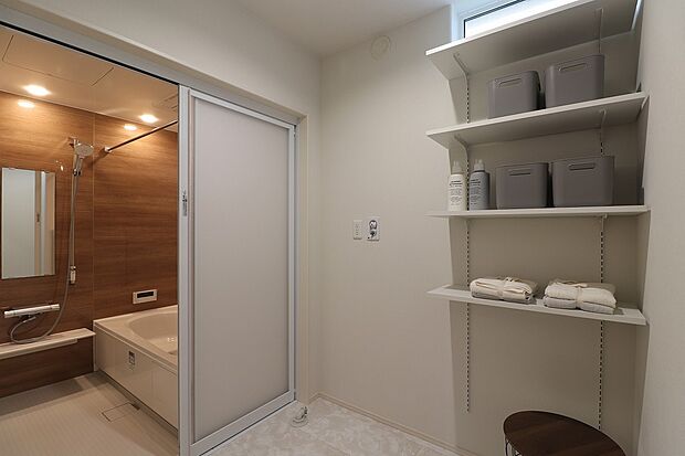 【No.12 脱衣所】洗面化粧台が独立して設置してあるため、脱衣所には収納スペースができました。朝の忙しい時間帯でも、誰かが入浴中でも洗面台が使えるため、家族それぞれの時間を大切にできます。