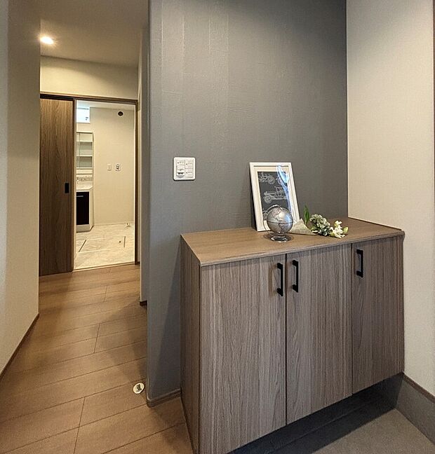 【No.6　玄関】[No.6 玄関]木目の美しいフローリングと、落ち着いたグレージュの壁が調和する、洗練された玄関がお出迎え！