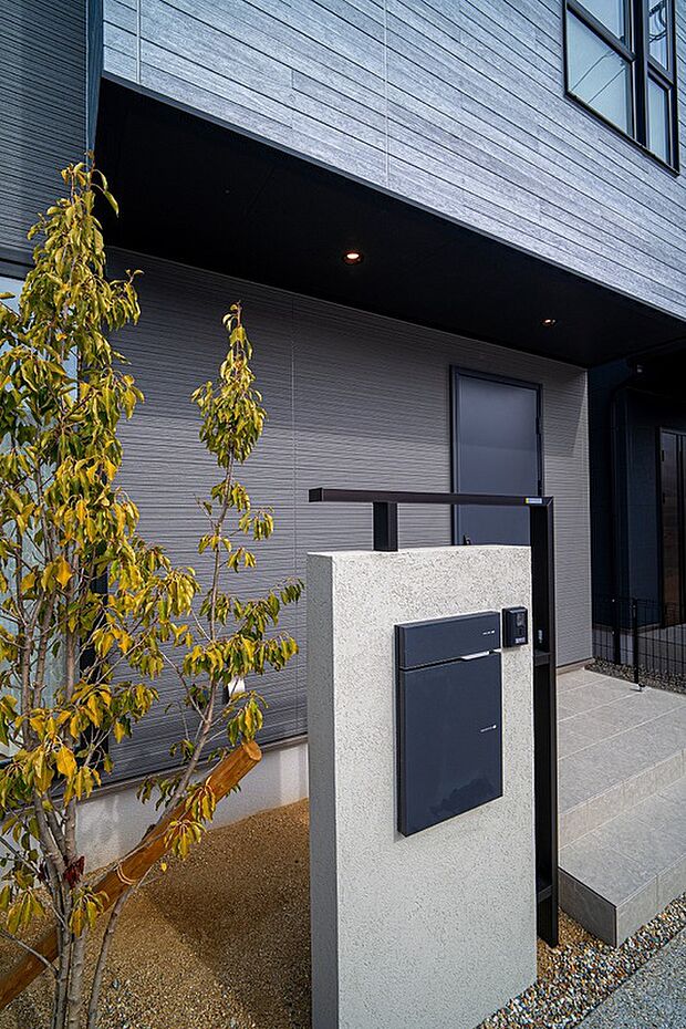 【エントランス】不在時でも荷物を受け取れる「宅配ボックス」を完備しており、共働きのご家庭やネット通販の利用が多い方に便利。外壁は汚れが目立ちにくく、メンテナンス性に優れた素材です。