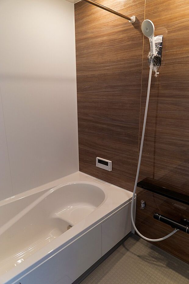 【浴室】落ち着いた木目調のパネルが、上質な癒しを演出するバスルームです。