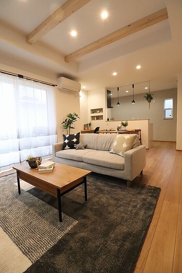 【陽光が差し込む明るい団らん空間】外からの光をたっぷり取り込む設計で、日中も明るく爽やか。家具のレイアウトもしやすく、家族の理想の暮らしを叶えます。