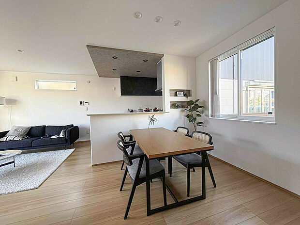 キッチンと程よい距離感のダイニングスペース。食事はもちろん、家族の会話やくつろぎの時間が自然と生まれる空間です。暮らしのイメージが広がります。