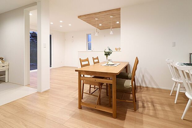 【No.10号棟　ダイニング＋タタミコーナー＋リビングカウンター】
ダイニング・タタミコーナー・リビングカウンターがゆるやかにつながるLDK。お子様の遊びや勉強を見守れる家族想いの空間です。