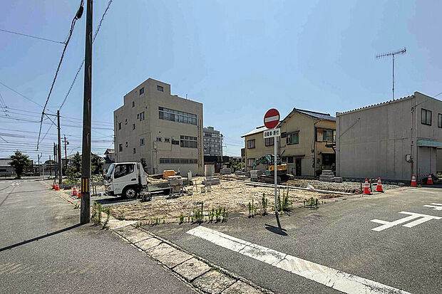 【前面道路含む現地写真】
県道371号へすぐの便利な立地。
一本入った現地は交通量も少なく、落ち着いた住環境です。
現地（2026年7月）撮影