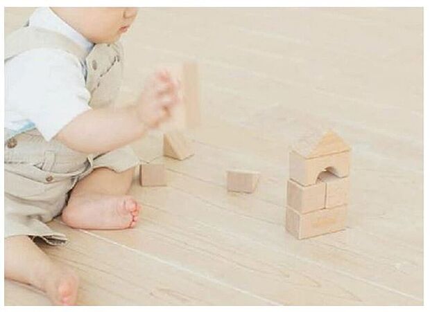 【ガス温水式床暖房】空気を汚さずお部屋を暖めるガス温水式床暖房を全棟に搭載しています。電気ヒーター式と比べてランニングコストもおトク、寒い冬も足元からポカポカ温まります。ストーブに比べて顔が熱くなりにくく、風も起こさないのでホコリもたたずに乾燥しらずでお肌やのどにも優しいです。さらに、サーラ住宅の床暖房はキッチンまで設置しているから家事をしているときも足元ポカポカで、快適な冬をお約束します。(イメージ画像)