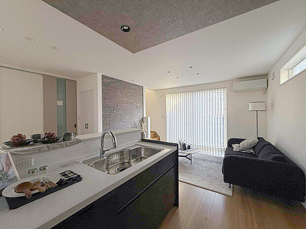 【見渡せる安心感】キッチンからリビング全体を見渡せる配置。料理をしながら家族の様子を感じられ、日々の暮らしに安心感をもたらします。