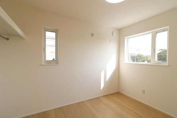 【南側洋室】日当たりの良い洋室は、子ども部屋や趣味部屋にも最適。家族の成長に合わせて使えます。