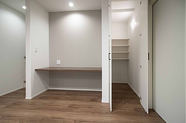 【No.2号棟　LDKカウンター＋ファミリークローゼット】ごはんの準備をしながら、カウンターで宿題をする姿が目に入る安心感。ランドセルもお洋服も近くにしまえて、子どもたちが自然と集まる間取りです。