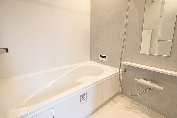 【LIXIL AXシリーズ バスルーム（1616）】〈No.3号棟〉浴び心地と節水性を兼ね備えたシャワーや、保温性に優れた浴槽など、高機能が詰まったバスルーム。お掃除がしやすい設備も充実し、毎日の入浴が快適に。