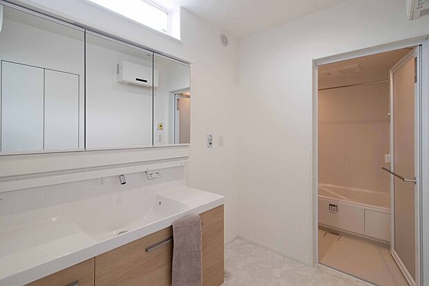 【LIXIL EVシリーズ 洗面化粧台】〈No.10号棟〉ハネを防ぐキレイアップカウンターと、汚れがたまりにくい新てまなし排水口でお手入れ簡単。水上から吐水するキレイアップ水栓や、収納力のある三面鏡、エコハンドルなど、使いやすさと省エネ性も兼ね備えた高機能洗面化粧台です。全棟W1200タイプを採用しており、No.2号棟はさらにサイドキャビネット（W450）付き仕様となっています。