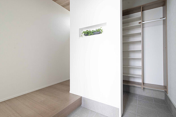 【No.2号棟　玄関＋シューズクローク】家族全員の靴や外遊びグッズをたっぷり収納できるシューズクローク付き玄関。いつでもすっきり片付いた気持ちの良い空間を保てます。