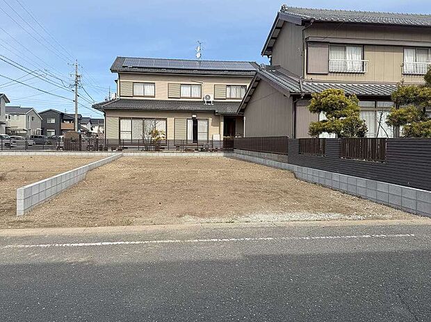 【前面道路含む現地写真】敷地の奥行きがしっかり確保されたゆとりある区画。現地(2026年2月)撮影