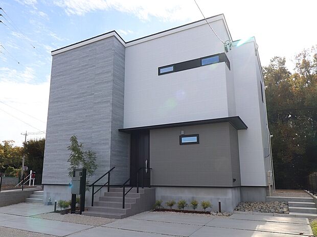 K1-1外観
60坪を超えたゆとりある敷地。
設計市が思いを込めて設計・デザインした住まいで快適な暮らしを叶えます。