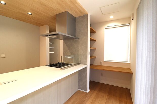 【K1-2 マルチカウンター】趣味や勉強、飾り棚としても、さらに、コンセントがある為、PC作業やコピー機置き場、充電コーナーとしてもご活用いただけます。