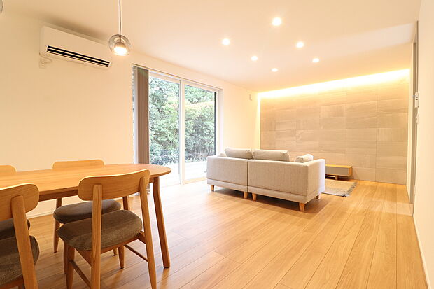 【K1-2 リビング】南向きの開口がある日当たりの良い間取りです。豊かな自然光が一日中室内を照らします。LDKは明るく開放的で、家族が自然と集まりたくなる空間に。