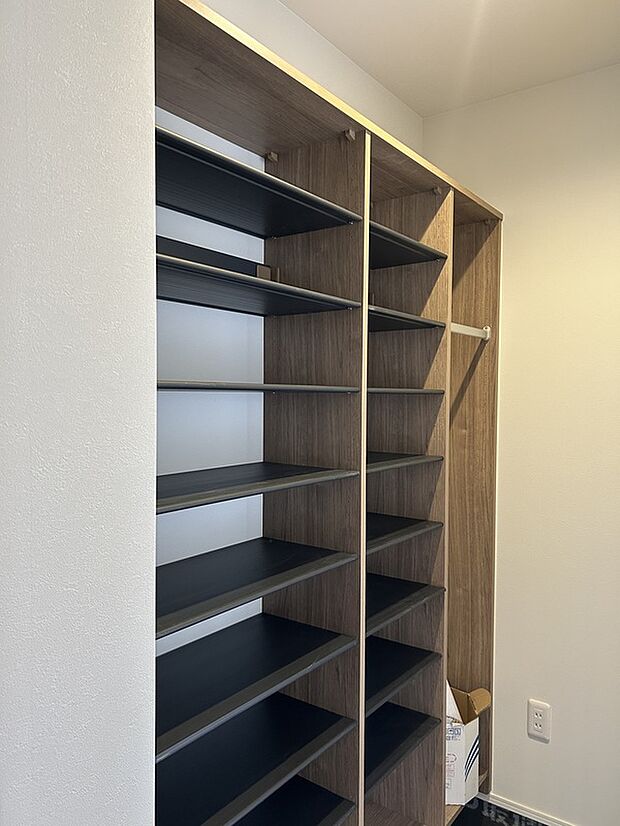 【シューズクローク】玄関から通り抜けできるシューズクロークは、ベビーカーや部活用品、アウトドアグッズもまとめて収納でき、玄関をいつもすっきり美しく保てます。