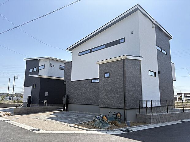 B1号棟（26年4月11日撮影・外構工事中）
駐車スペースは並列で3台（普通車2台・軽1台）。角地の開放感あるエリアです。