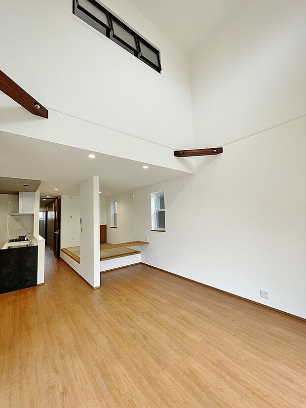 【吹き抜けリビング】2階天井までの大きな吹き抜けのあるリビングはご覧の開放感！2階洋室の窓からリビングが見下ろせるのも楽しいポイント。