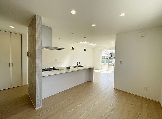 【建売分譲No.13キッチン】周回できる、多彩な動線が魅力のキッチン。