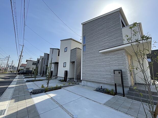 【No,12、13街並み】分譲地まるごとサーラがプロデュース。美しく街並みと隣家との窓同士ができるだけ対面しないよう、プライバシーを守る工夫もされています。