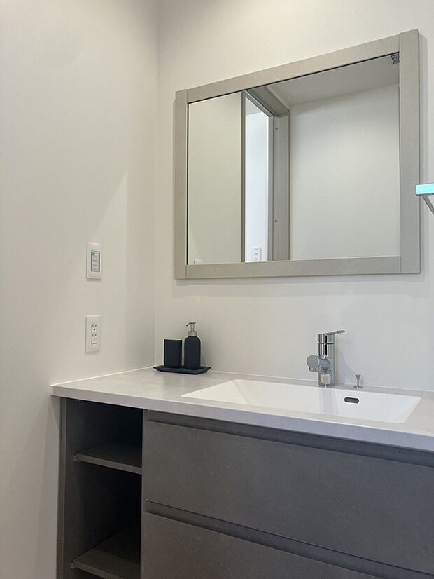 【洗面ユニット　― [AICA/スマートサニタリー]―】高いデザイン性と独自性を持ち合わせたアイカの洗面化粧台。生活感を感じさせずスマートで快適な洗面空間を彩ります。
※image photo