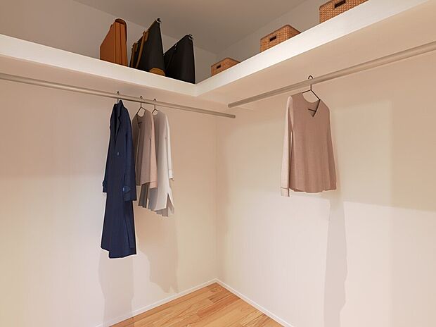 【【No.05】ウォークインクローゼット】主寝室に備えられたウォークインクローゼットは大容量の収納で寝室を綺麗に整理することが出来ます。また主寝室にはバルコニーも整備されているので、太陽光に照らされたぽかぽかなお布団で寝ることが出来ます。