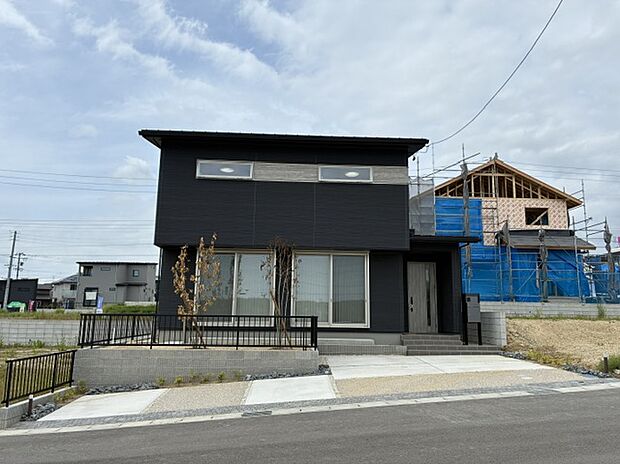 【【No.45】 外観】重厚感のあるブラック外観が印象的な邸宅。大きな窓から光を取り込む明るいLDKと、使いやすい間取りで家族の時間を心地よく演出します。駐車も安心の広さです。
