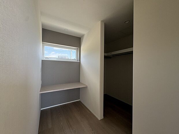 【B2号棟　書斎・ウォークインクローゼット】在宅ワーク派にうれしい2階の書斎スペース。クローゼットが隣接。服だけでなくお仕事道具も収納できます。