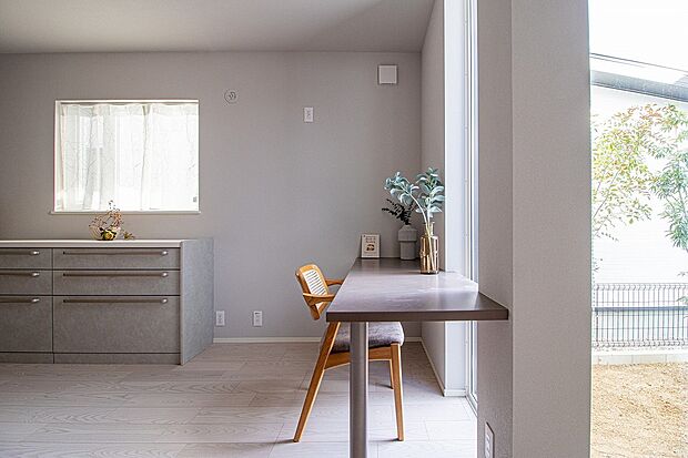 【No.1】
洗練された「庭を眺めるカウンターデスク」のあるリビング。作業効率とくつろぎを両立させた、現代のライフスタイルにぴったりのデザイン