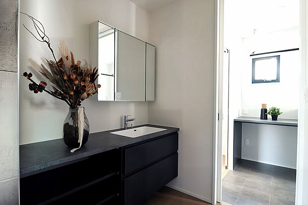 [No.12]
玄関そばに配置した独立洗面
使い勝手も備えたラグジュアリーな空間を演出