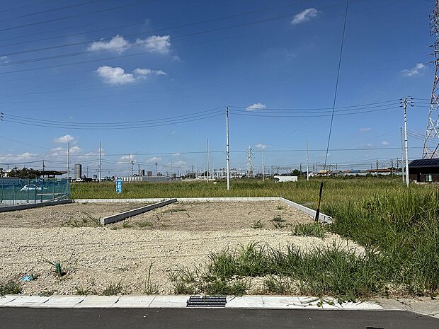 [No.1]
お好みの間取りや外観を実現できる自由設計。設計士と一緒にご家族の理想の住まいをつくり上げます。