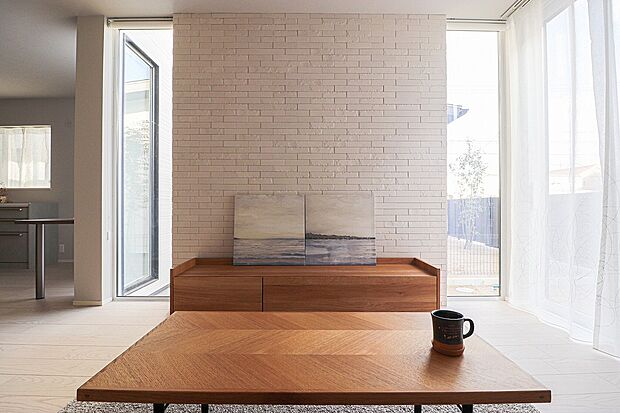 【■No.1／LDK】表情豊かなエコカラットと、窓の先に揺れる瑞々しい植栽。緻密な設計が生む光と緑の調和は、日常に安らぎをもたらします。住まう人の心を整える、上質な邸宅です。