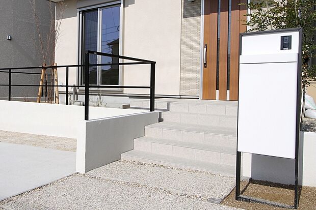 【■宅配ボックス■】留守中でも荷物が受け取れる宅配ボックス。内扉があるので、雨が入りにくく、外側からは使用中かどうかわからないので、防犯面でも安心な設計。（参考写真）