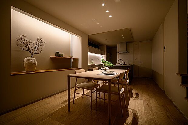 【■No.2  】温かな木目とベージュが調和する空間に、キッチンからリビングまでを見渡せる開放的な家事動線。家族の気配を感じながらスムーズに動ける設計が、忙しい毎日にゆとりと笑顔を届けます。
