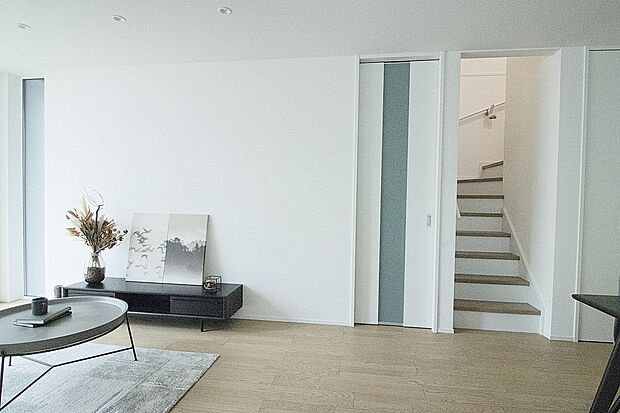 【[No.5] ～NEW～】南面に開けたリビングは、陽光あふれる明るい空間です。家族で会話を愉しみながら穏やかなひとときを過ごせます。