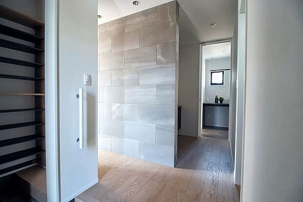 【[No.12]】エコカラットプラスを完備。脱臭、「調湿機能」や「有害物質の低減」などの効果を期待できます。