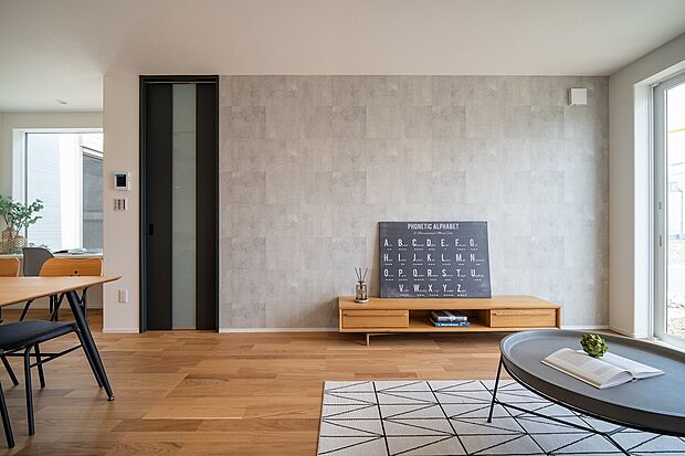 【【A-5】■リビング】ブラックのドアがアクセントの印象的なリビング。
ハイドア、ハイサッシが天井を高く、空間を広く演出します
