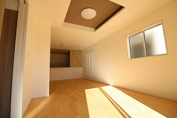 1号棟リビングダイニング(2025年11月撮影) 20.25帖の広々としたリビングダイニングには南向きの大きな掃き出し窓があり、たっぷりと光を浴びることができます。