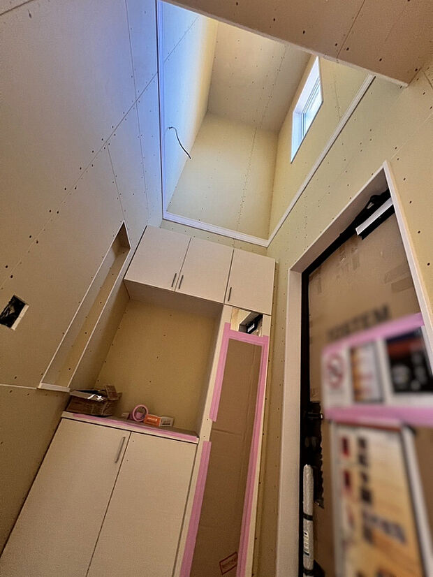 玄関（2025年12月撮影）　玄関に広がる吹き抜けが、自然光をたっぷり取り込み、明るく伸びやかな空間を演出します。