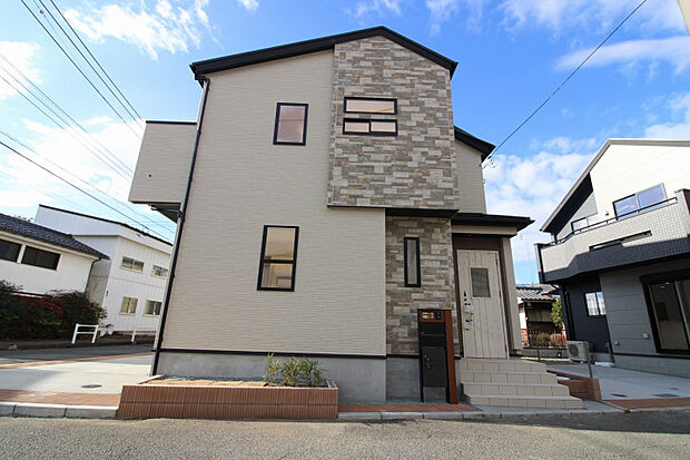 外観写真（2025年12月撮影）　再配達の手間をなくし、荷物をいつでも受け取れる便利な宅配ボックスも完備しています。