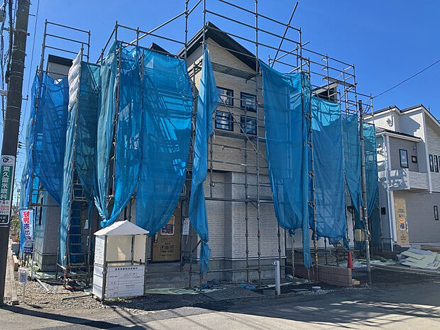 販売現地写真（2025年12月撮影）　全棟2台駐車可能です（車種による）。