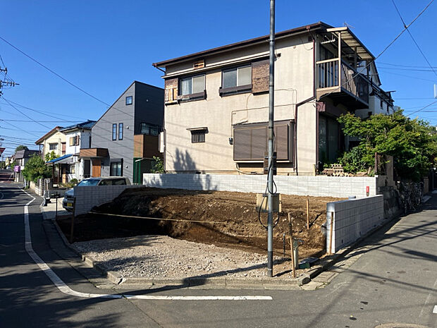 販売現地写真(2026年5月撮影) 西武新宿線「久米川」駅まで徒歩18分、西武多摩湖線、西武拝島線「萩山」駅まで徒歩20分の立地です。