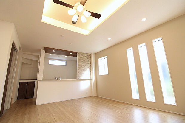 【2号棟 リビングダイニング(2025年11月撮影)】2号棟は、あたたかく落ち着いた印象のナチュラルな色のフローリングを採用しております。