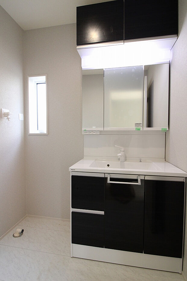 【洗面室（2026年3月撮影）】洗面室は少し広めのW900サイズ。吊戸棚付きで、タオルや洗剤などもすっきり収納できます。