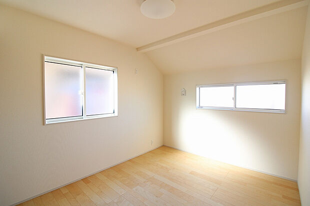 【1号棟5.25帖洋室(2025年11月撮影)】2面採光で風通しも良く、心地よい洋室です。クローゼットもあり収納◎