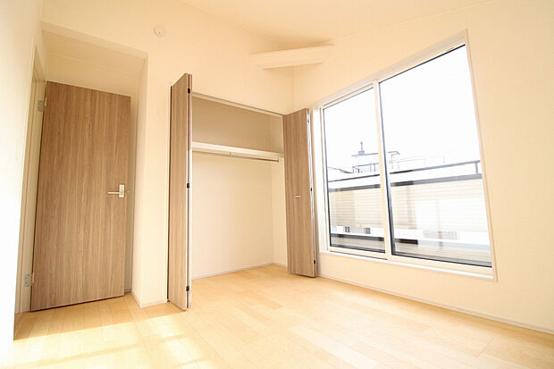 【5.0帖洋室（2025年12月撮影）】天井を屋根形状に合わせて高くすることで開放感がある居室にしました。