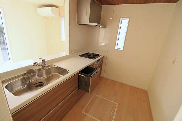 【キッチン（2025年12月撮影）】ビルトイン食洗器や浄水器等、あると嬉しい設備がととのっています。