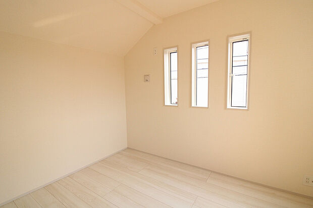 【5.0帖洋室(2026年3月撮影)】屋根形状に合わせて天井を高く設計しているため、開放感のある洋室です。三連の縦窓からやさしい光が差し込みます。